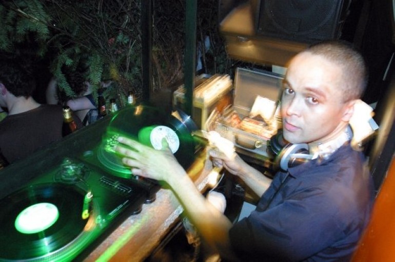 Tom DJ-ing